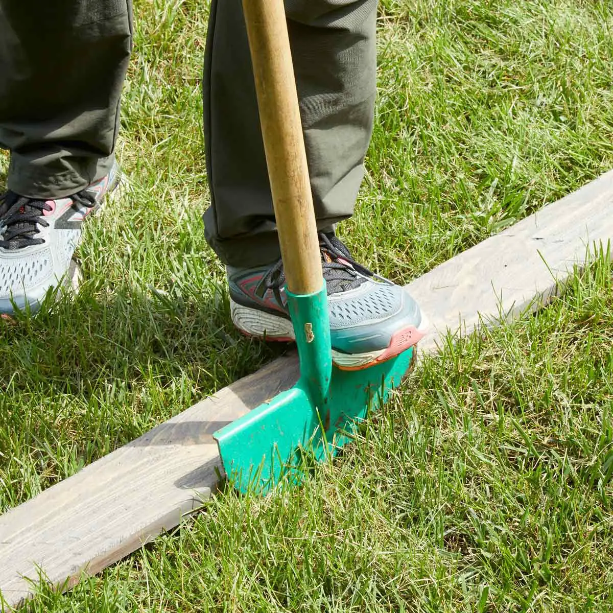 How to Make a Simple Guide for Edging Your Lawn