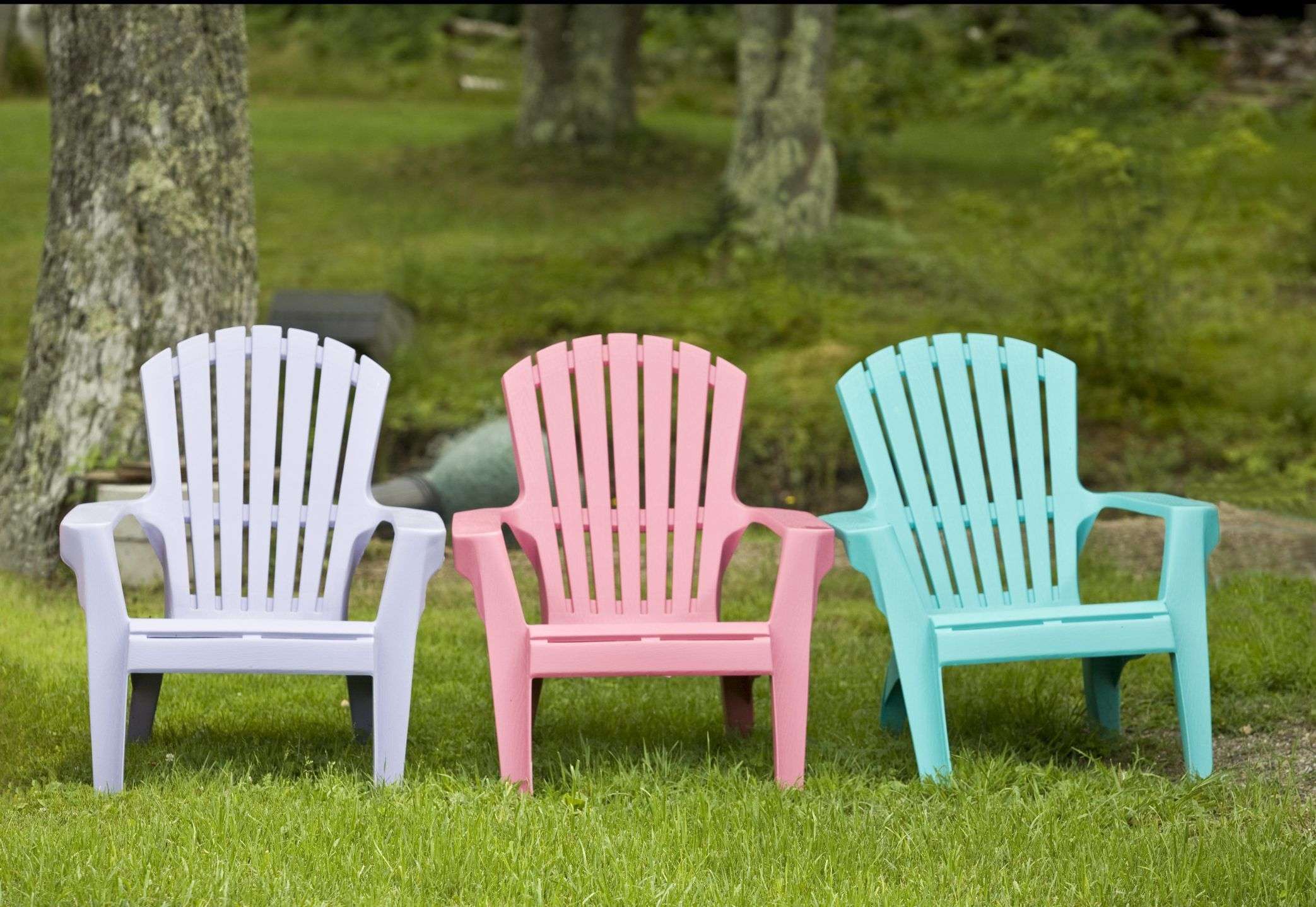 How to Paint Plastic Lawn Chairs